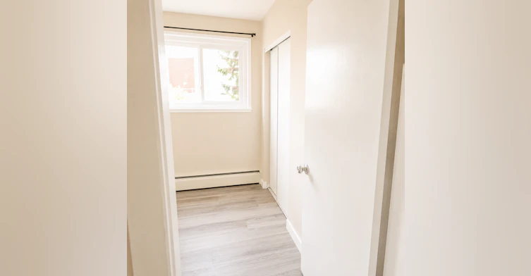 9035 99 Street, Edmonton, AB, T6E 3V6 - 7