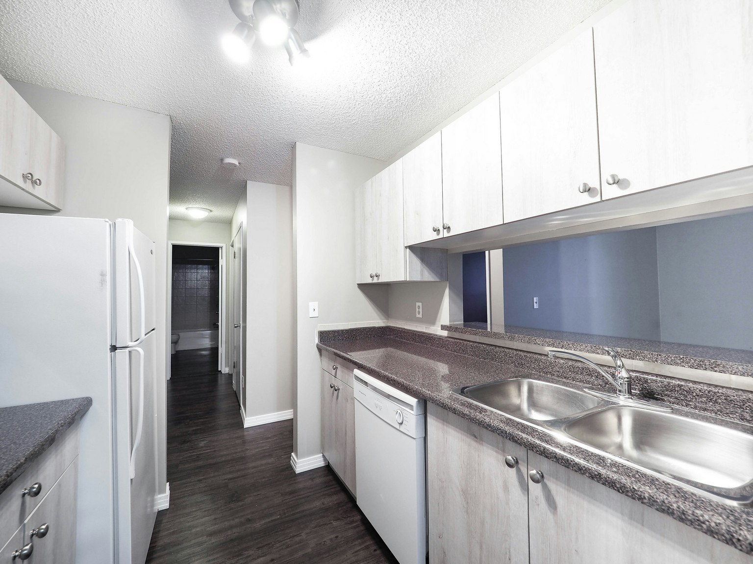 2207 118 Street, Edmonton, AB, T6J 6L8 - 2