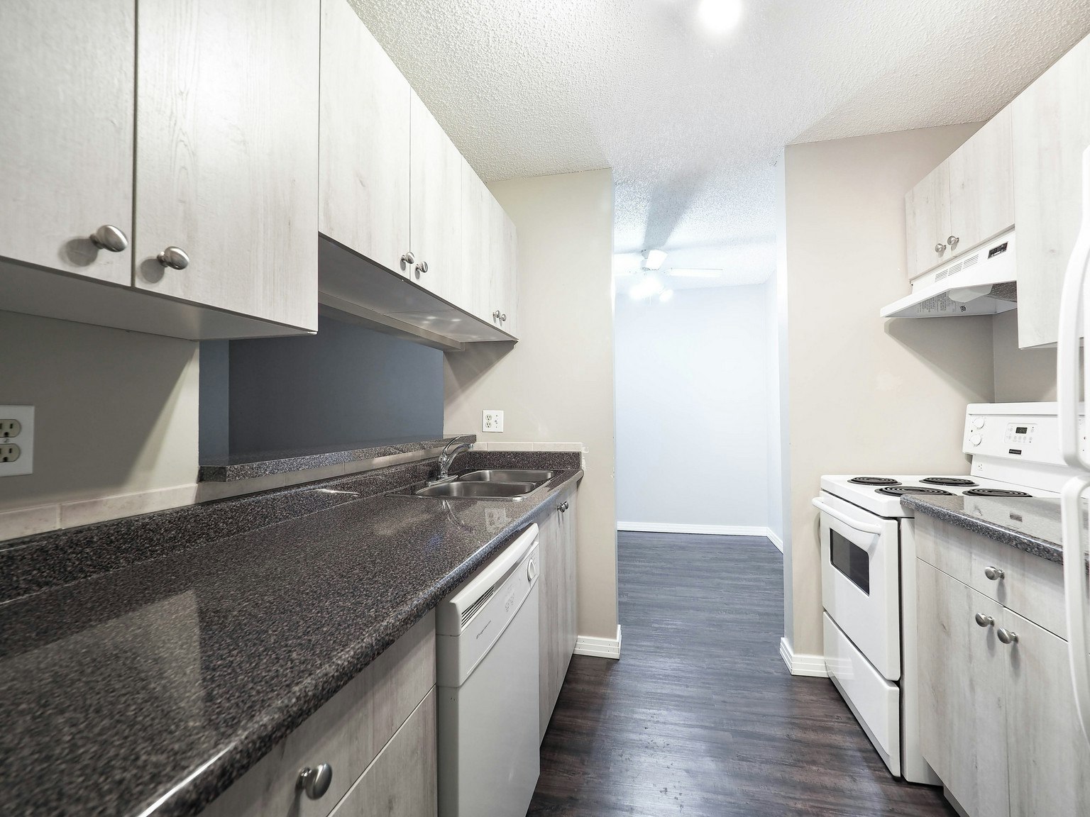 2207 118 Street, Edmonton, AB, T6J 6L8 - 3