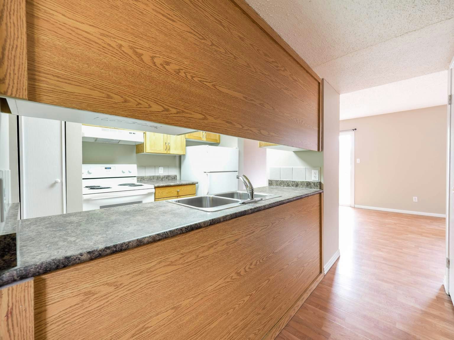 10103 164 Avenue, Edmonton, AB, T5X 3R3 - 2
