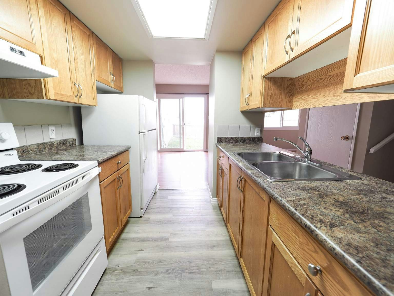 10103 164 Avenue, Edmonton, AB, T5X 3R3 - 3