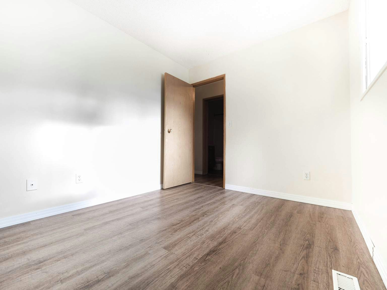 1204 54 Street, Edmonton, AB, T6L 5L3 - 9