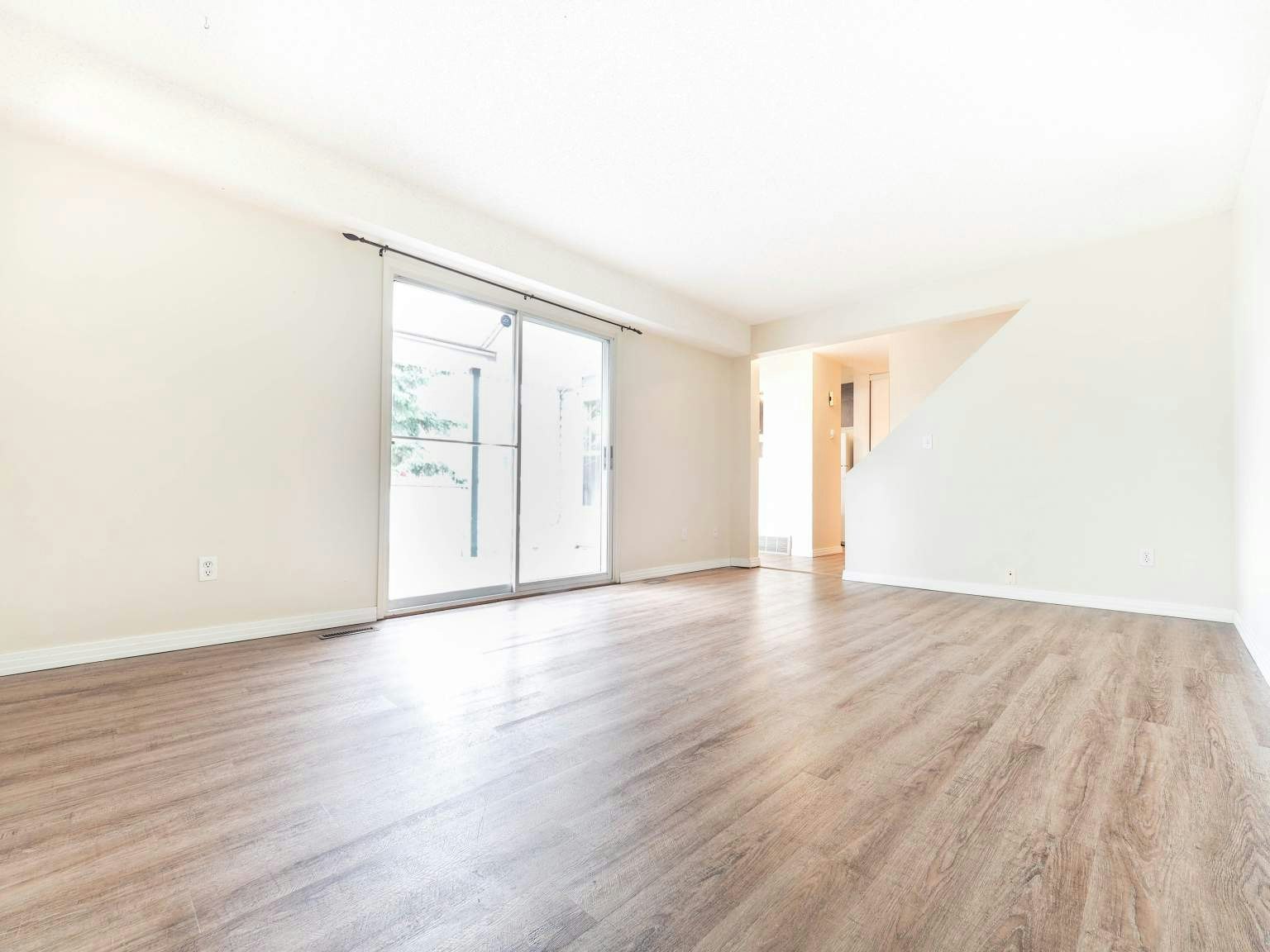 1204 54 Street, Edmonton, AB, T6L 5L3 - 4