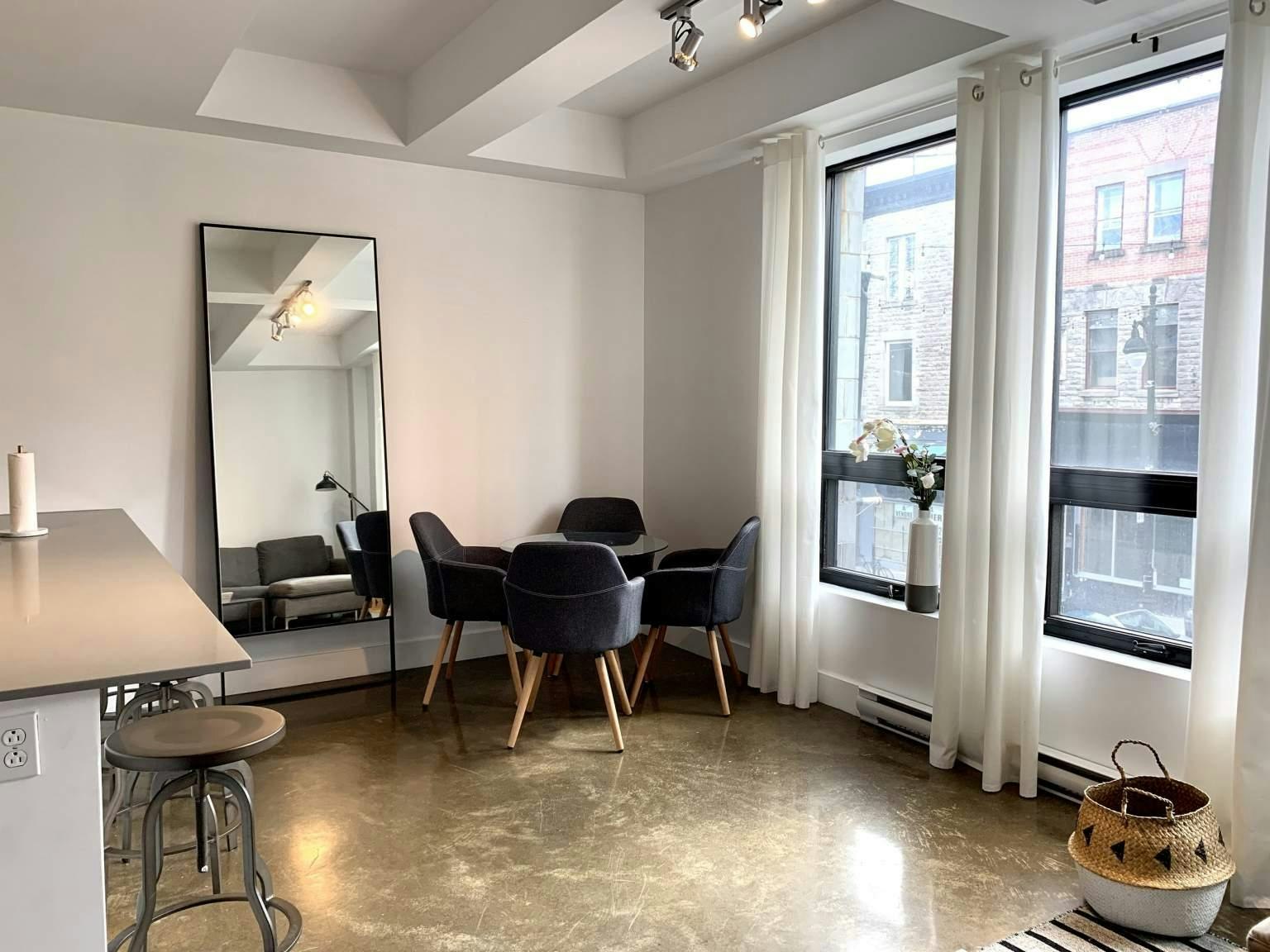 203-3827 Saint Laurent Boulevard, Montréal, QC, H2W 1X9 - 3