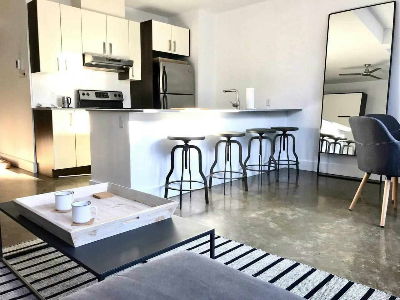 203-3827 Saint Laurent Boulevard, Montréal, QC, H2W 1X9 - 2