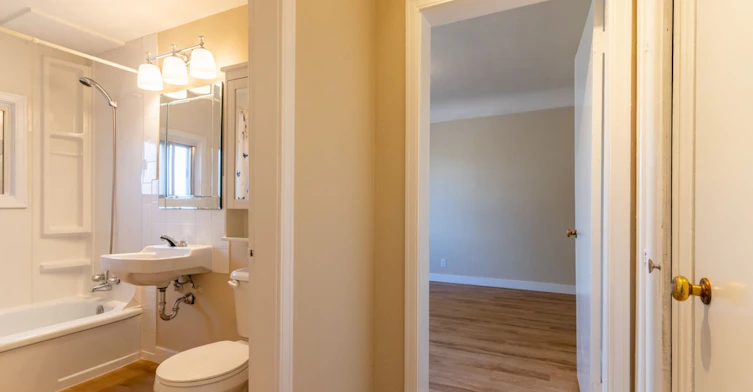 11615 113 Avenue NW, Edmonton, AB, T5G 0J7 - 15