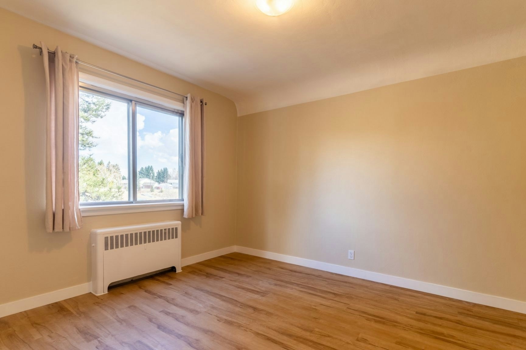 11615 113 Avenue NW, Edmonton, AB, T5G 0J7 - 13