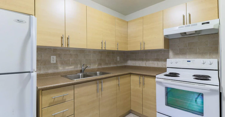 345 Lakeshore Road West, Mississauga, ON, L5H 1H3
