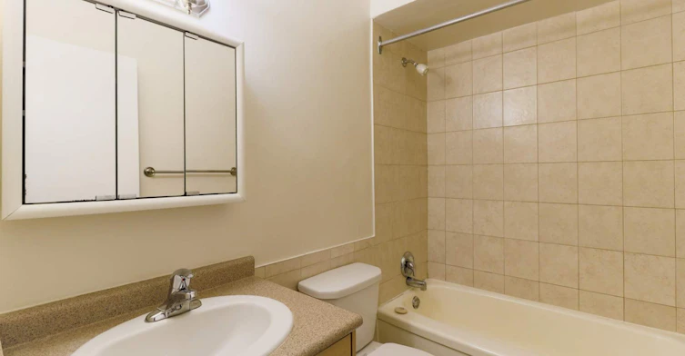 345 Lakeshore Road West, Mississauga, ON, L5H 1H3 - 3