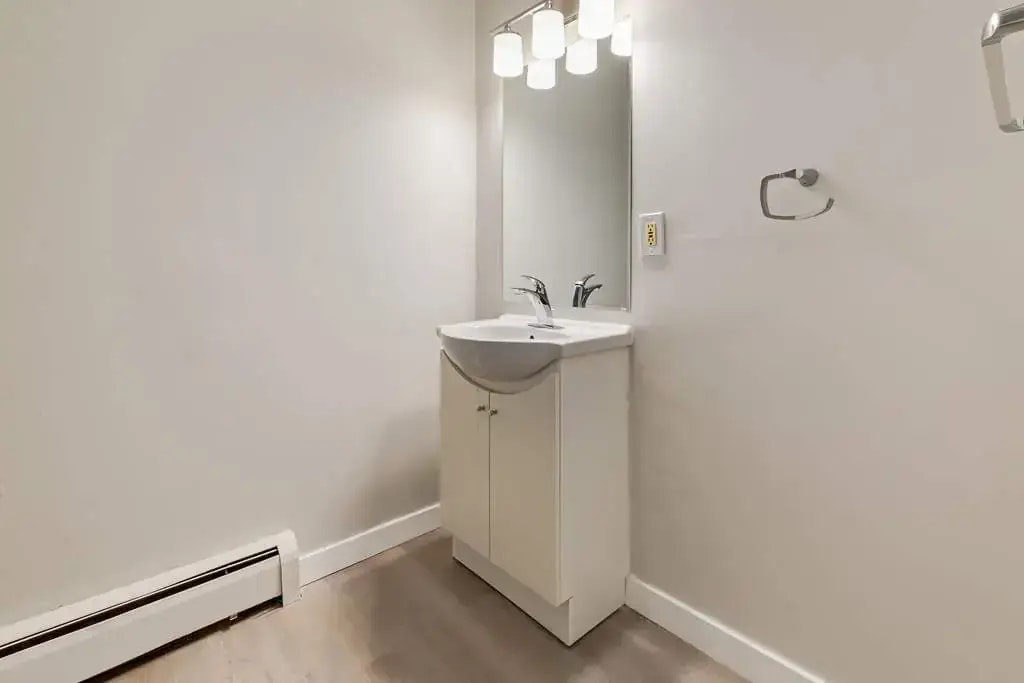 102-12430 82 Street NW, Edmonton, AB, T5B 2X4 - 7