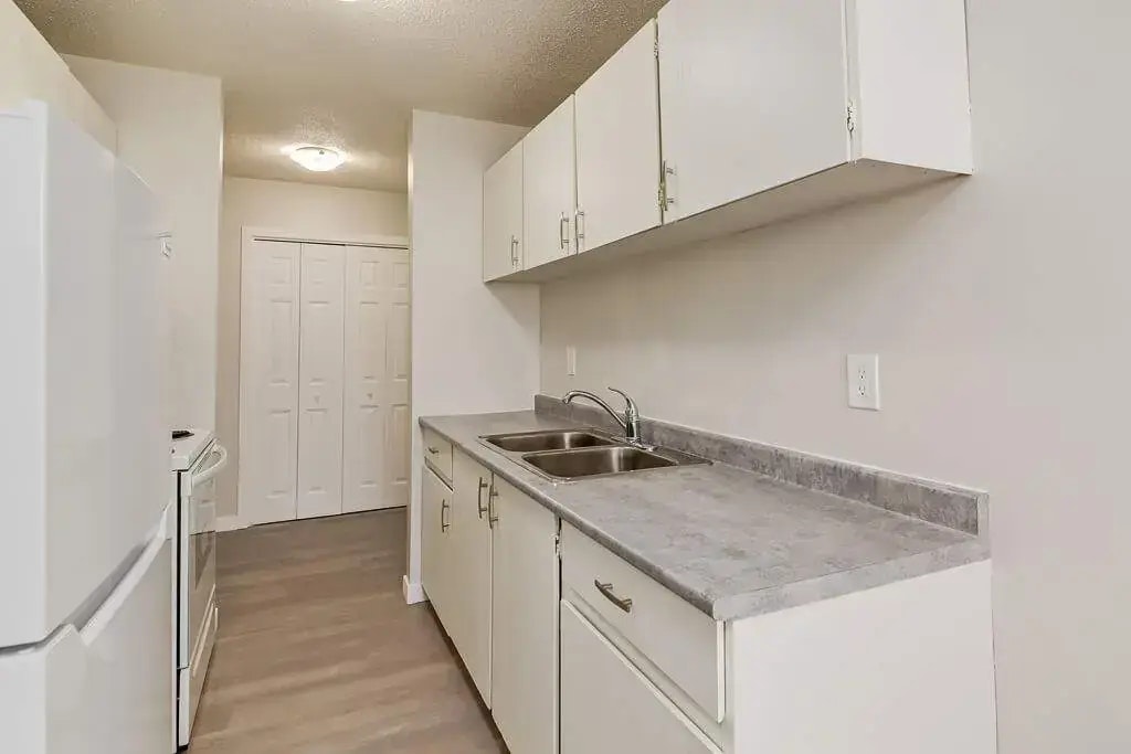 102-12430 82 Street NW, Edmonton, AB, T5B 2X4 - 4