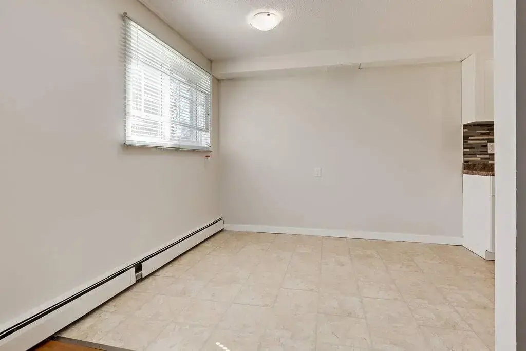102-12430 82 Street NW, Edmonton, AB, T5B 2X4 - 11