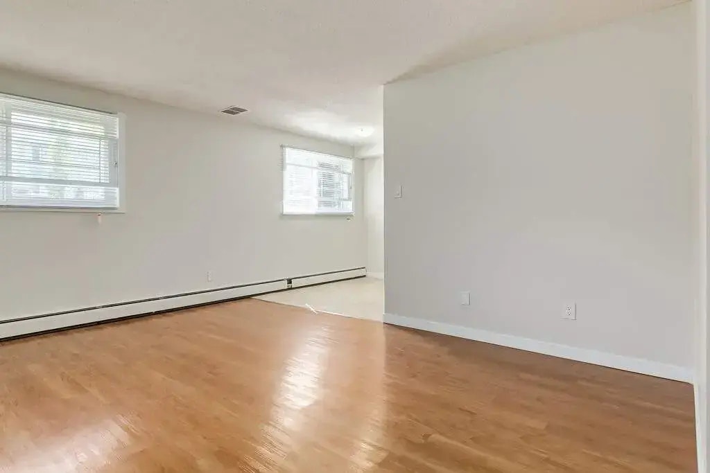 102-12430 82 Street NW, Edmonton, AB, T5B 2X4 - 9