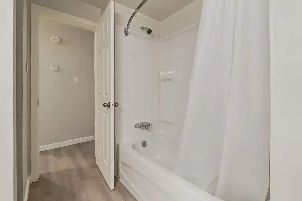 102-12430 82 Street NW, Edmonton, AB, T5B 2X4 - 6