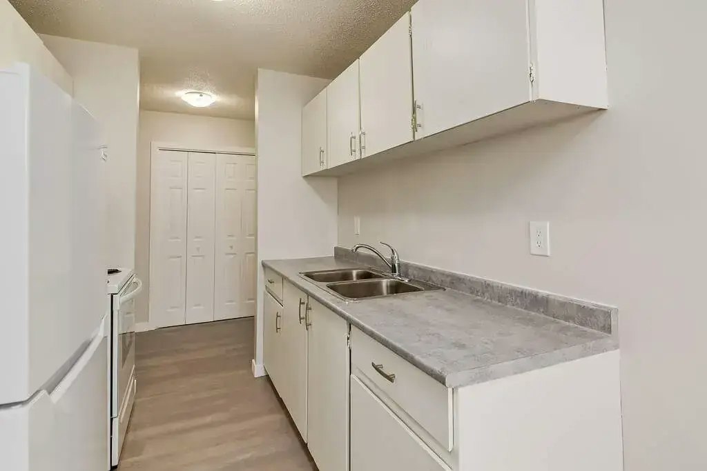 301-12430 82 Street NW, Edmonton, AB, T5B 2X4 - 4