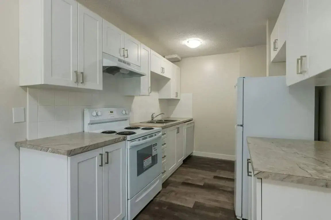 B-8 Greenbrook Crescent, Brooks, AB, T1R 0J7 - 2