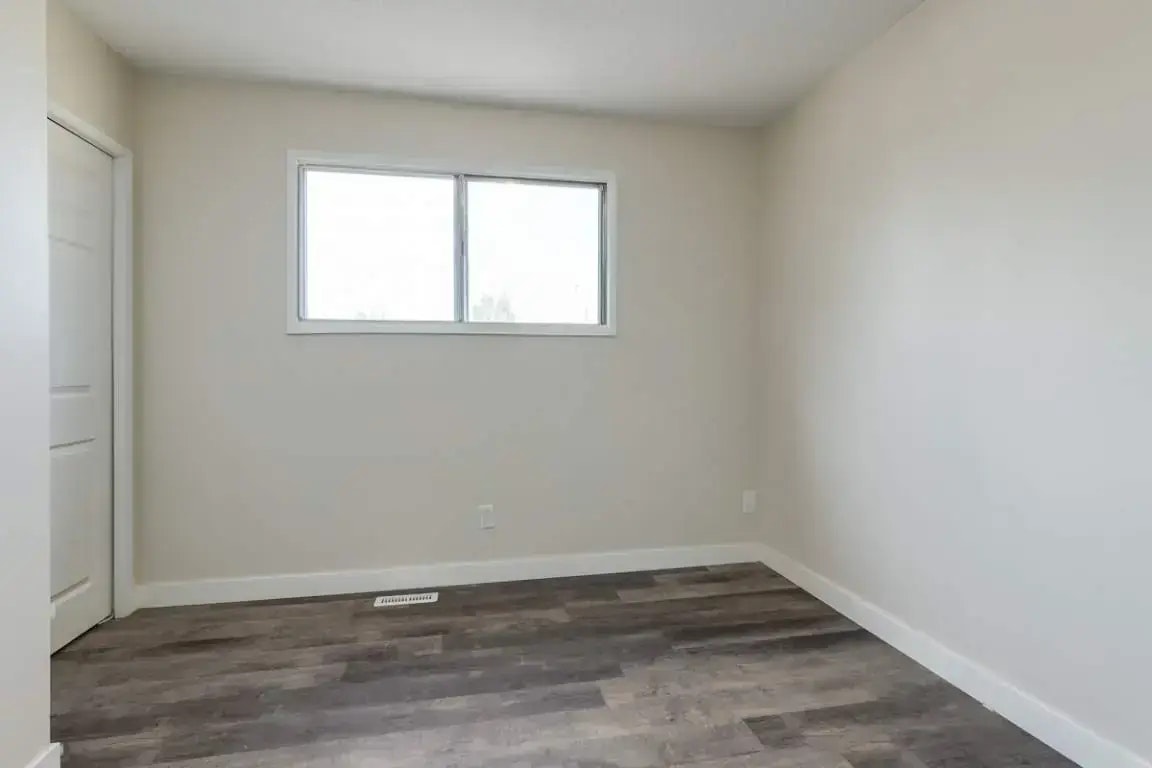 B-8 Greenbrook Crescent, Brooks, AB, T1R 0J7 - 8