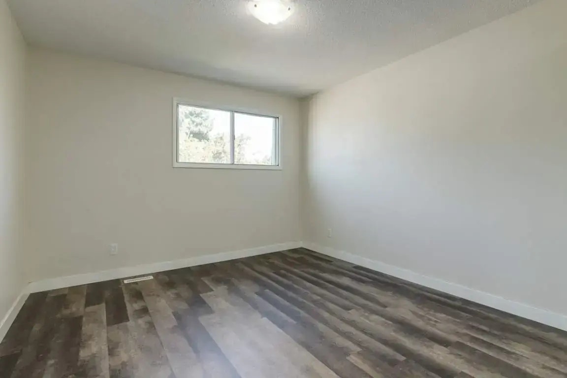 B-8 Greenbrook Crescent, Brooks, AB, T1R 0J7 - 5