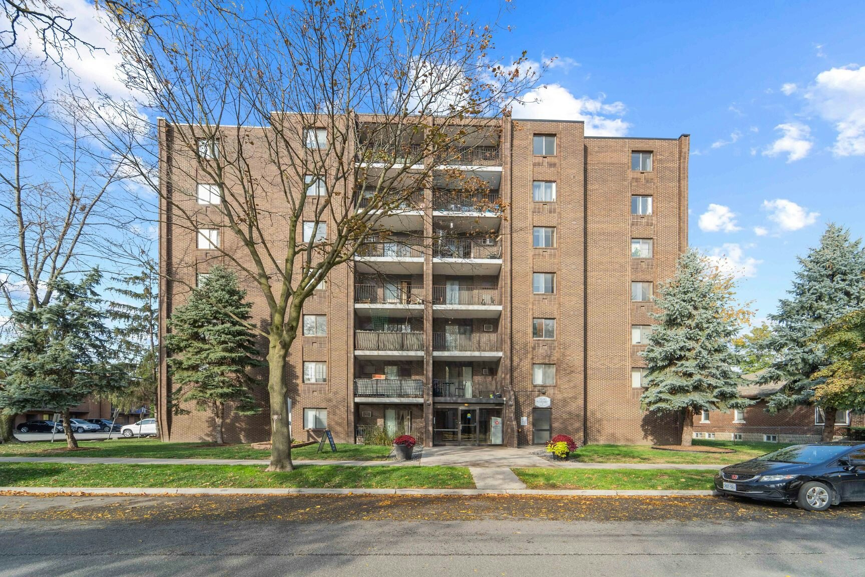 307-3540 Peter Street, Windsor, ON, N9C 4C1 - 2