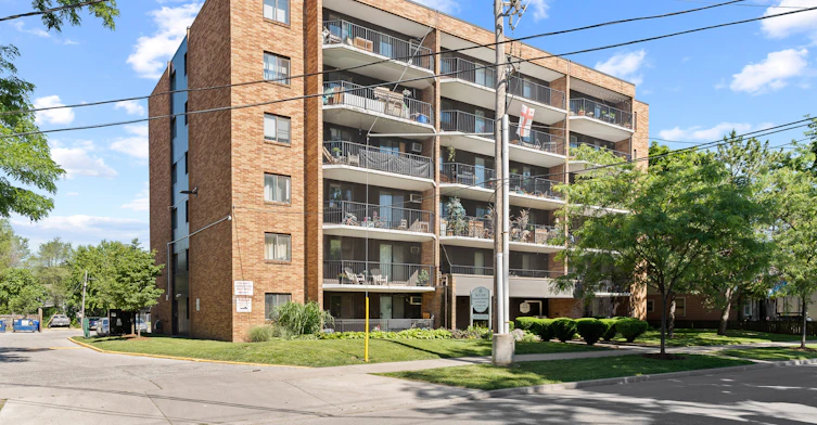 404-3576 Peter Street, Windsor, ON, N9C 1J5