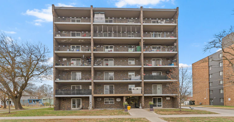 301-3590 Peter Street, Windsor, ON, N9C 1J5 - 2