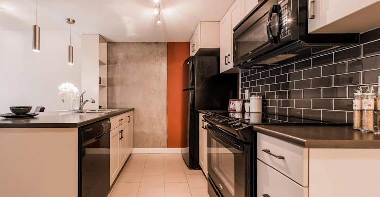 10047 109 Street NW, Edmonton, AB, T5J 0C6 - 2