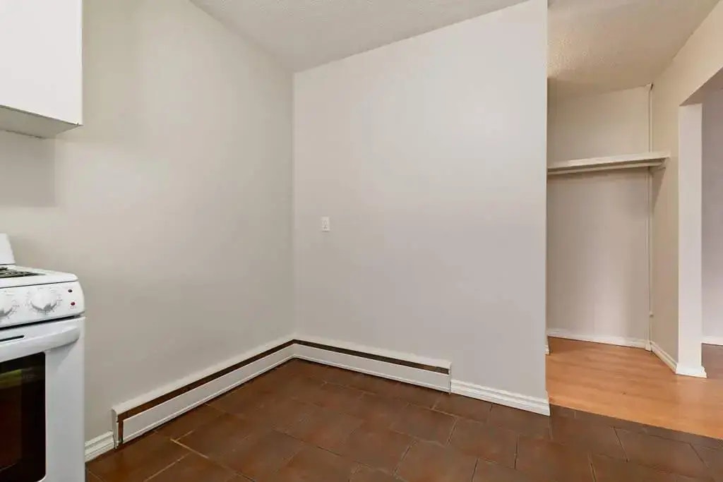 103-10637 105 Street NW, Edmonton, AB, T5H 2X1 - 11