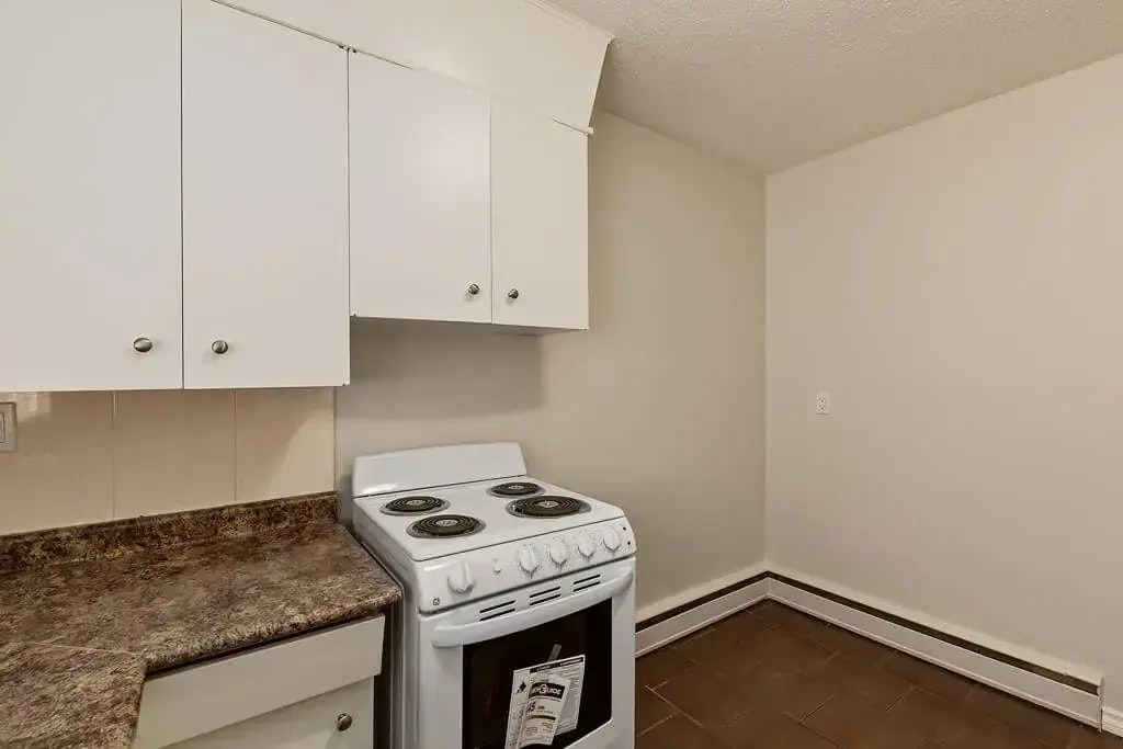 103-10637 105 Street NW, Edmonton, AB, T5H 2X1 - 10
