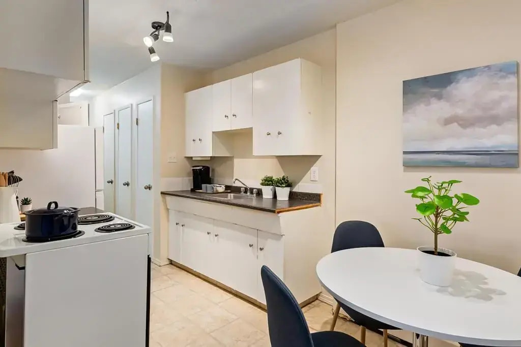 204-11008 83 Street NW, Edmonton, AB, T5H 1M3 - 2