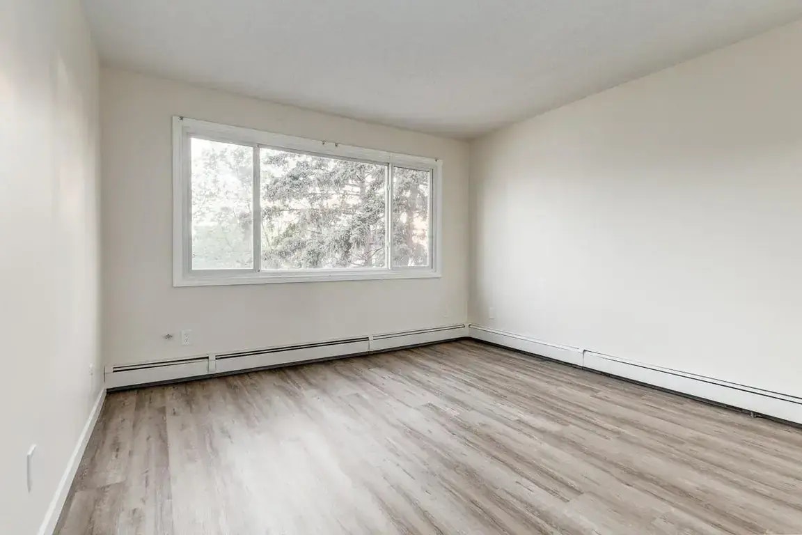 204-11008 83 Street NW, Edmonton, AB, T5H 1M3 - 11