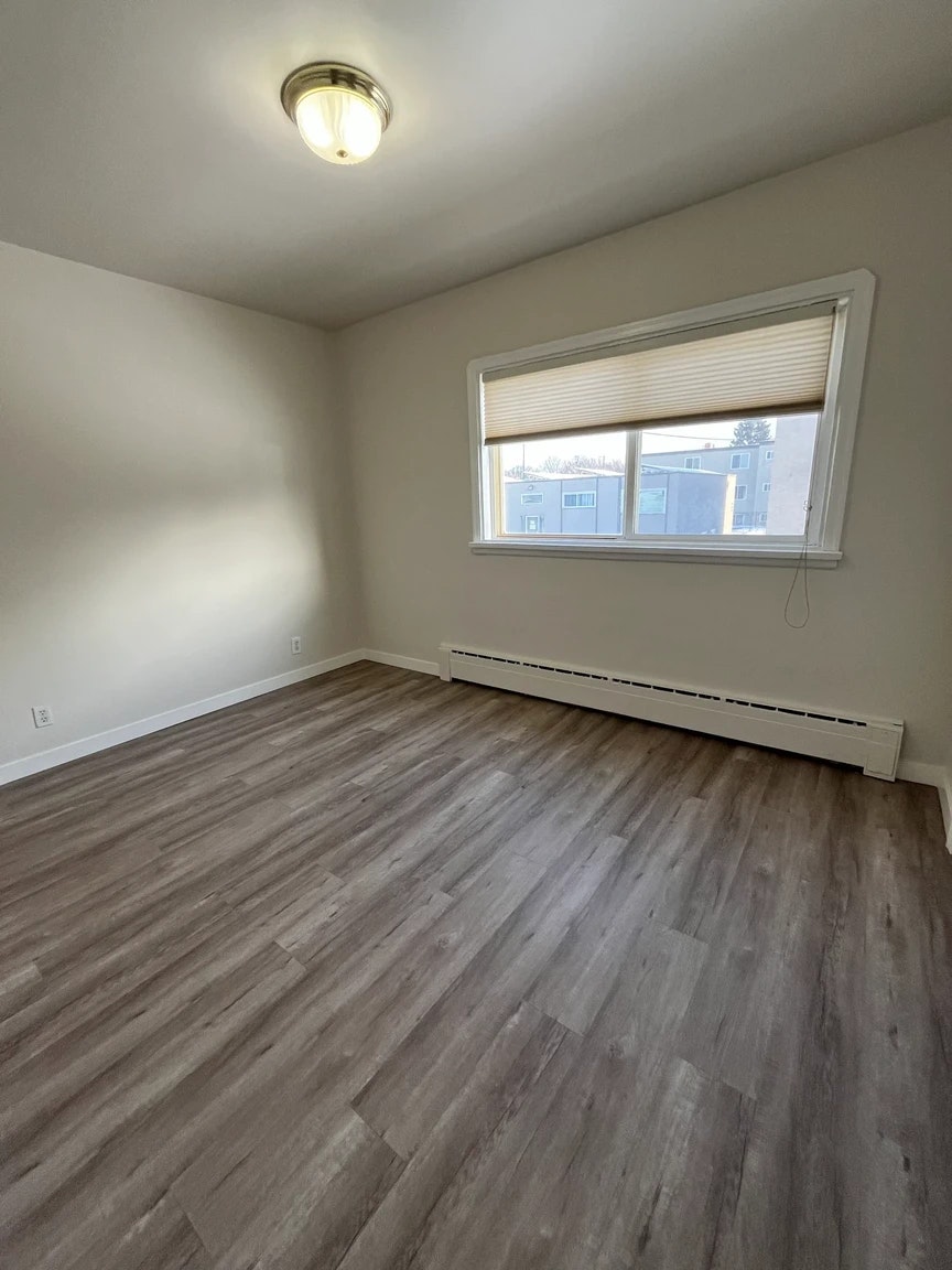 10-12948 118 Avenue NW, Edmonton, AB, T5L 2L4 - 12