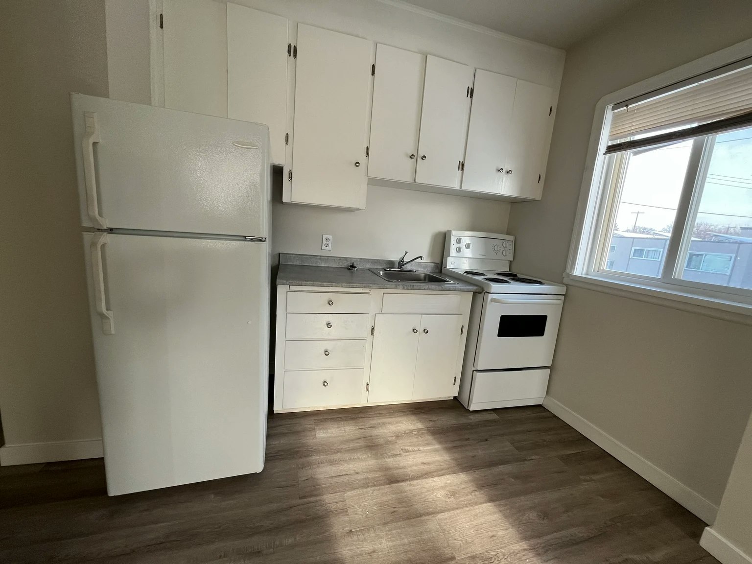 10-12948 118 Avenue NW, Edmonton, AB, T5L 2L4 - 10