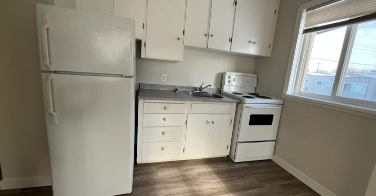 10-12948 118 Avenue NW, Edmonton, AB, T5L 2L4 - 10