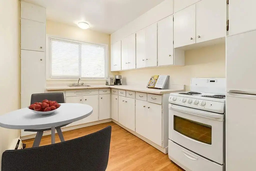 10-12948 118 Avenue NW, Edmonton, AB, T5L 2L4 - 2