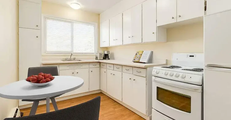 10-12948 118 Avenue NW, Edmonton, AB, T5L 2L4 - 2
