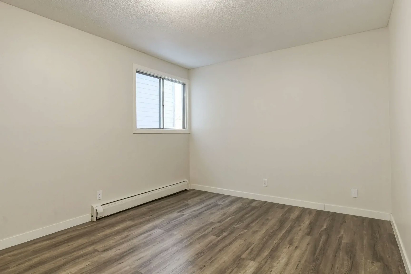 5-11832 88 Street, Edmonton, AB, T5B 3R8 - 11