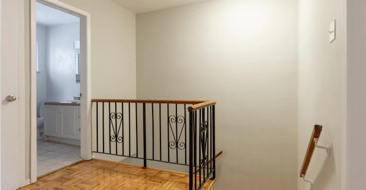 32-2 Secord Avenue, Toronto, ON, M4C 2C3 - 13