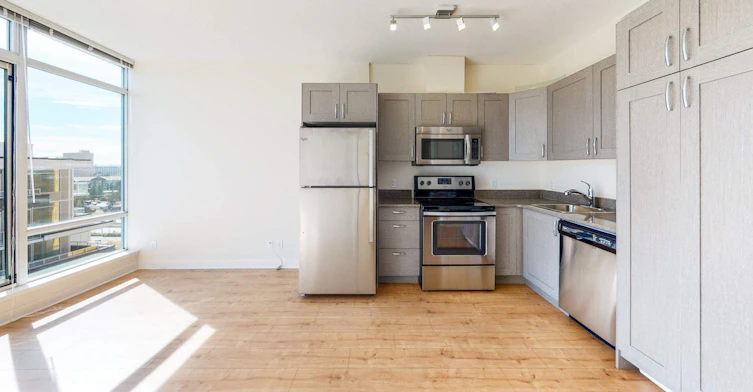 10 Brentwood Common NW, Calgary, AB, T2L 2L6 - 2