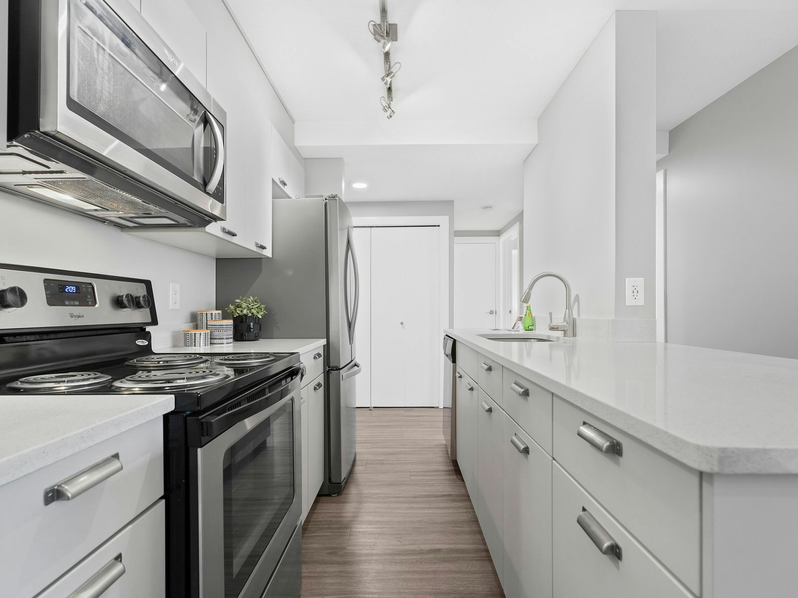 1 Bedroom 1 Bath-830 Idylwyld Drive, Saskatoon, SK, S7L 0Z6 - 2