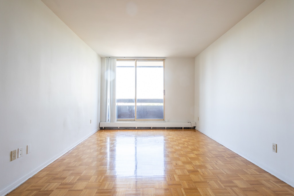 Bachelor-7 Walmer Road, Toronto, ON, M5R 2W8 - 3