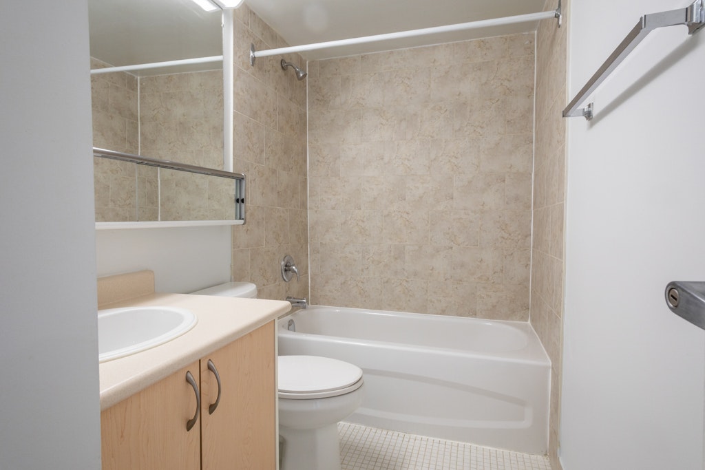 Bachelor-7 Walmer Road, Toronto, ON, M5R 2W8 - 4