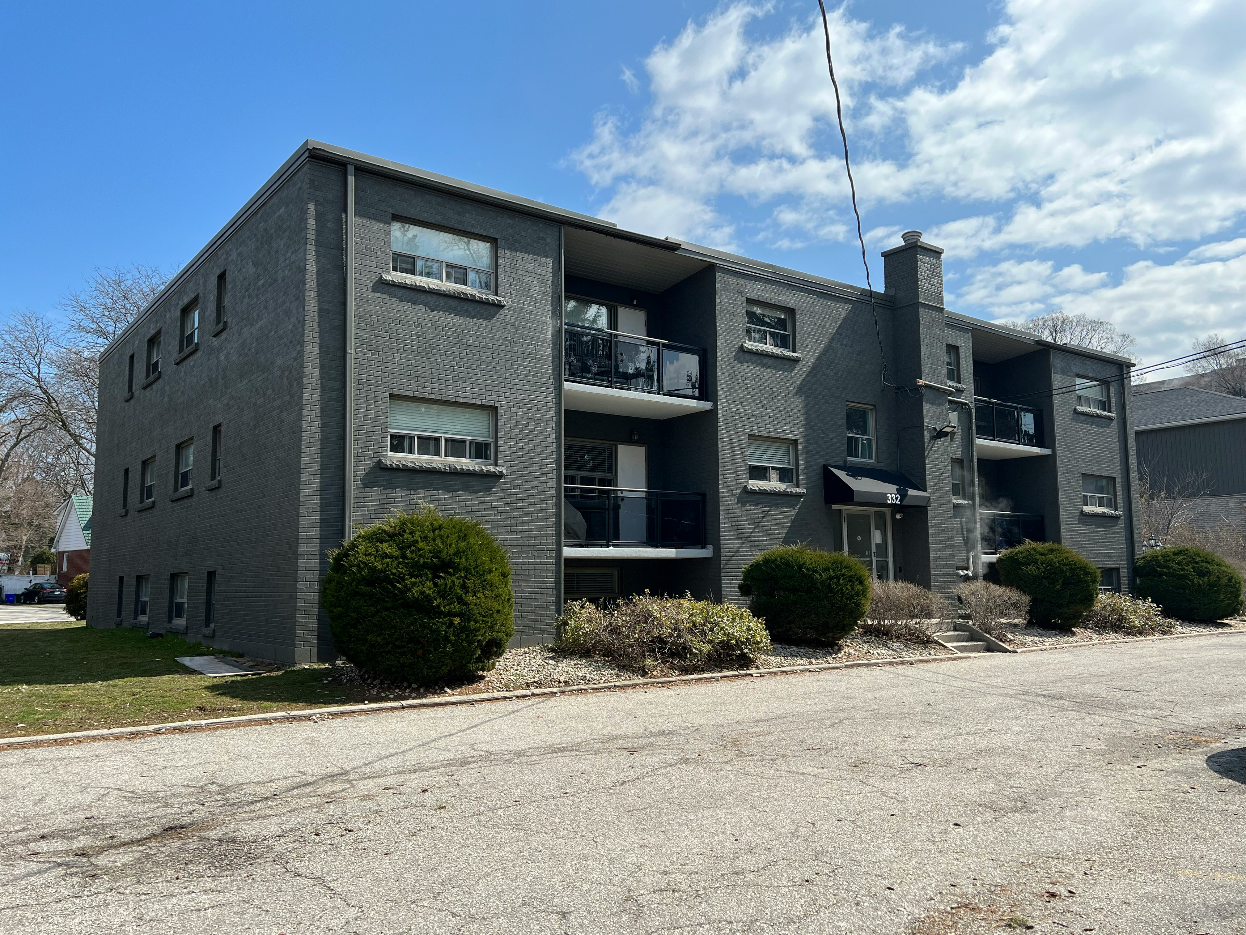 9-332 Guelph Line, Burlington, ON, L7R 3L3 1