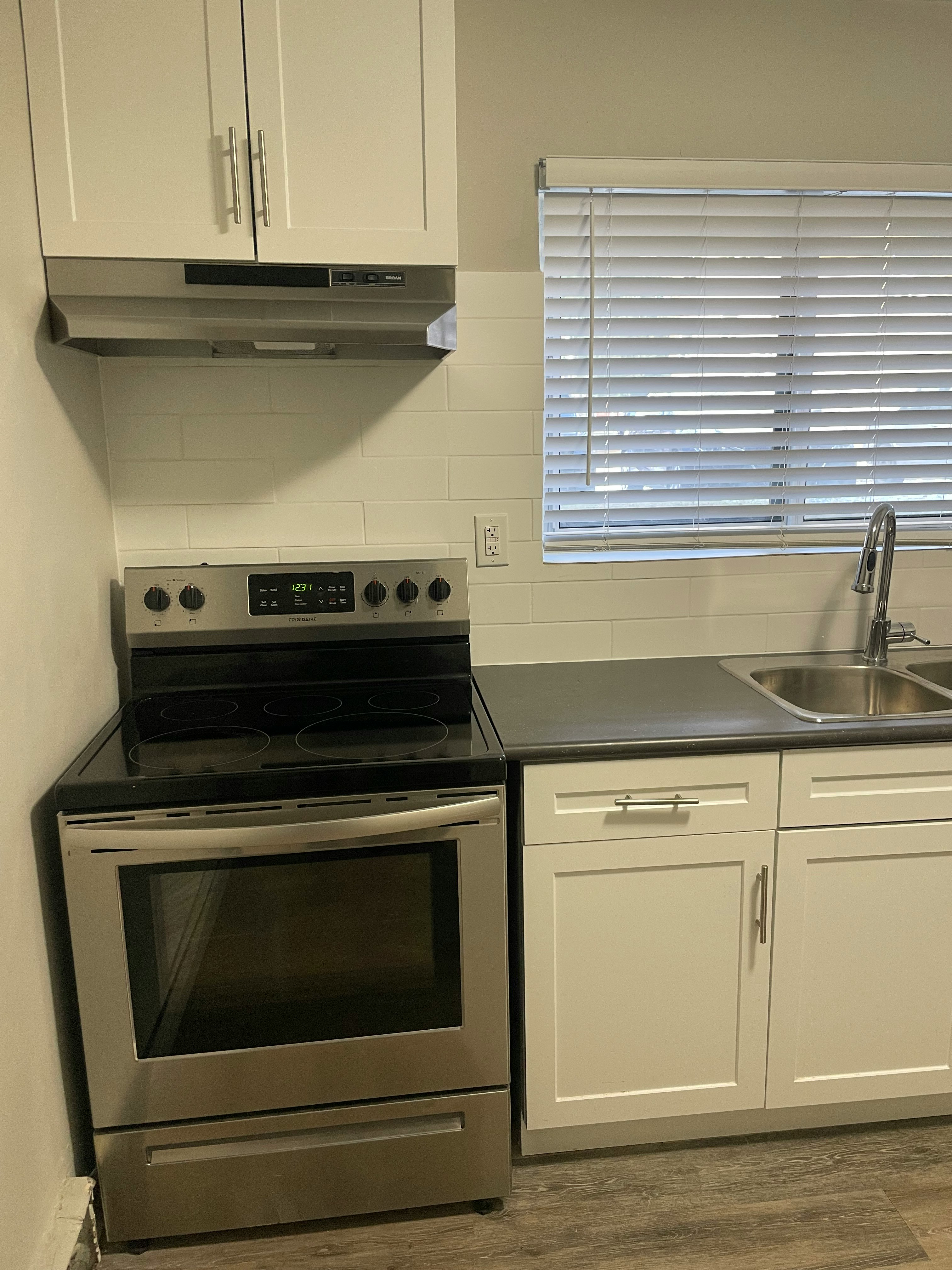 1-2150 Lilnan Court, Burlington, ON, L7R 1X2 - 3