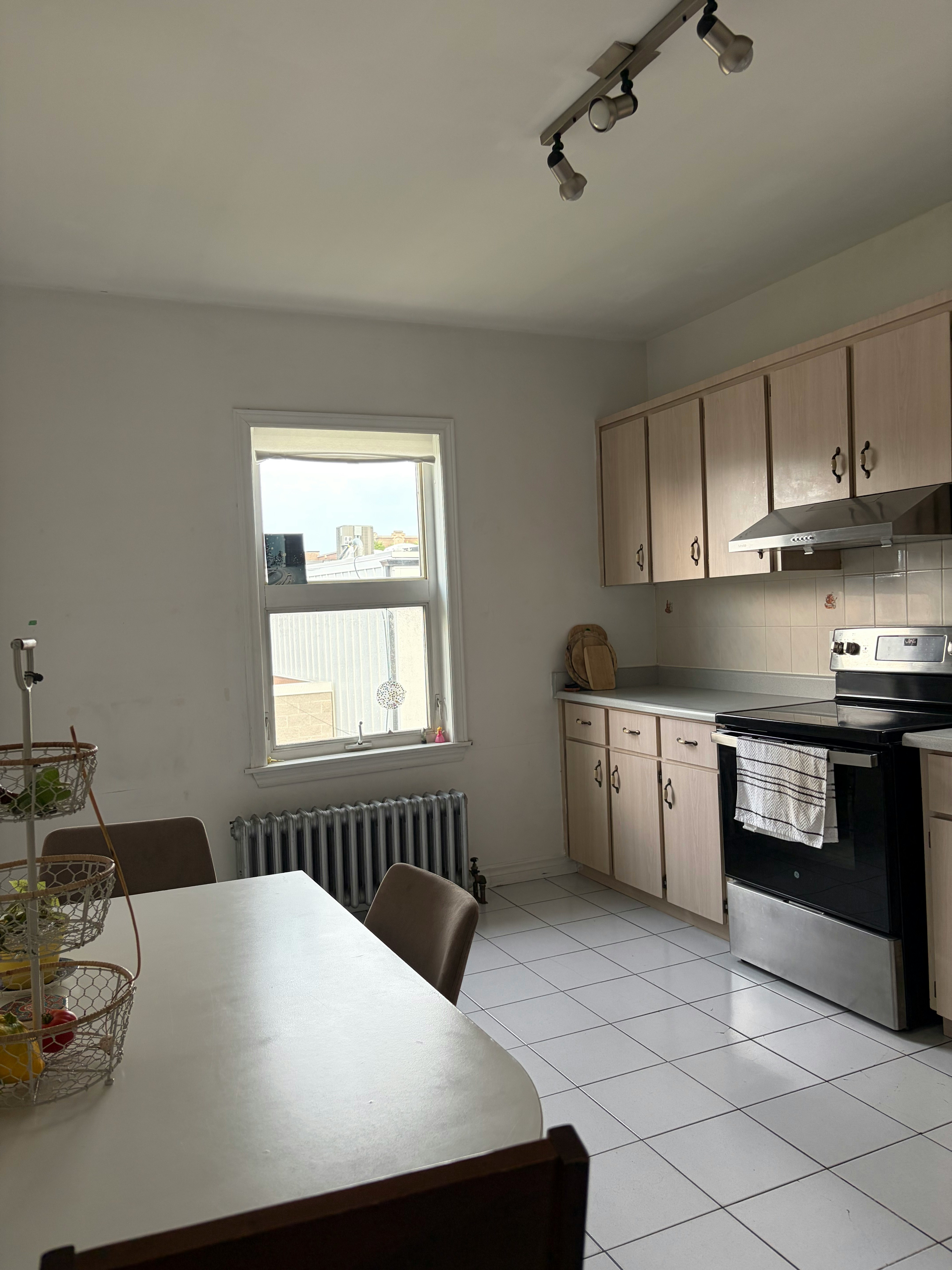 2nd Floor-573 Ossington Avenue, Toronto, ON, M6G 3T4 - 2