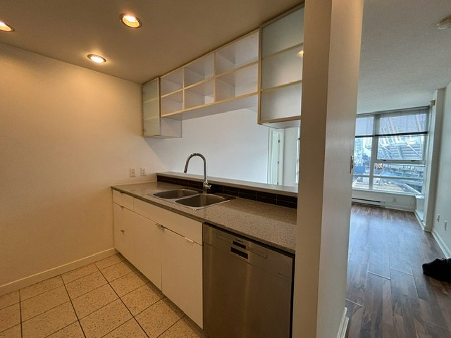 1707-939 Expo Boulevard, Vancouver, BC, V6Z 2W1 2