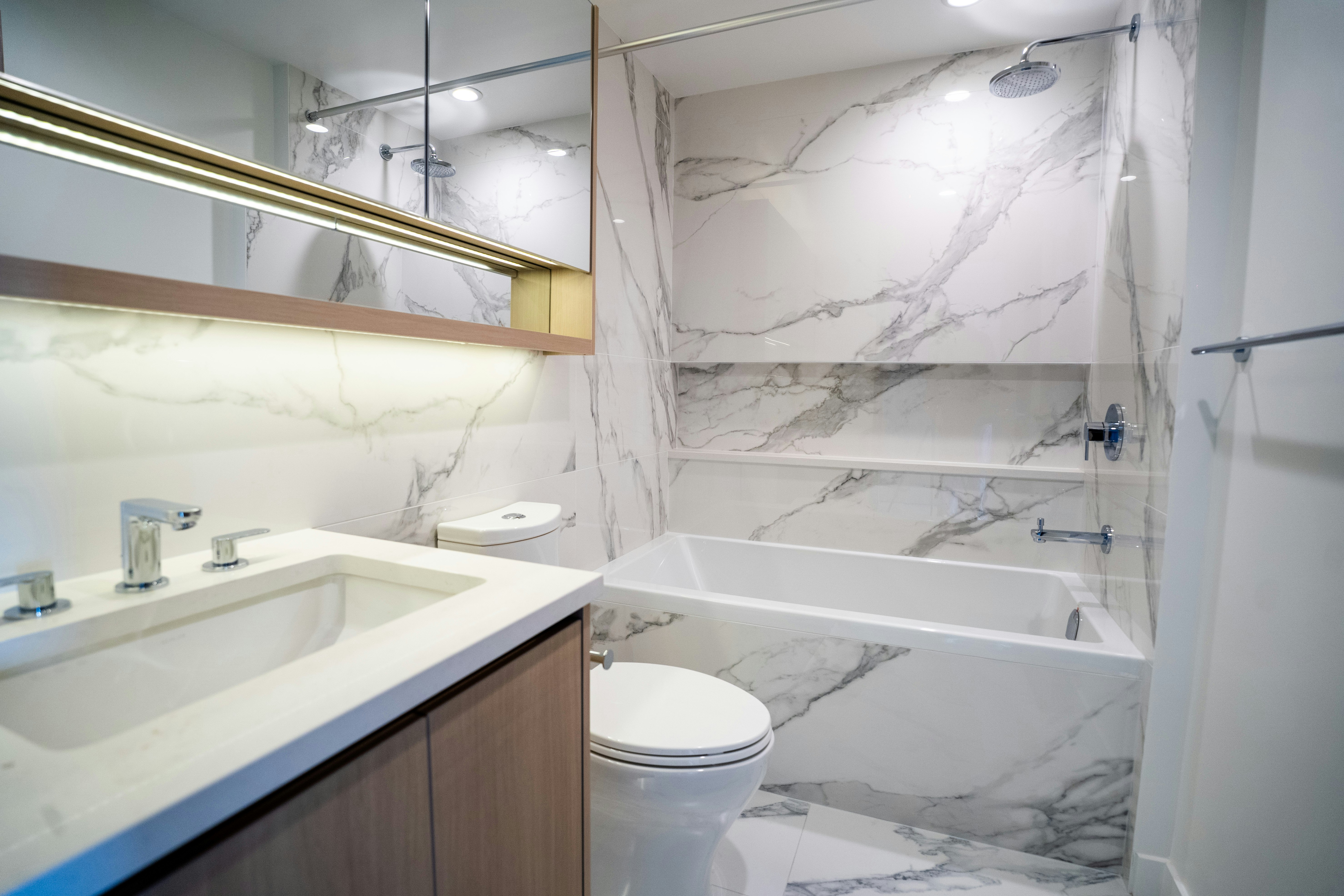 2508-13778 100 Avenue, Surrey, BC, V3T 0V3 - 13