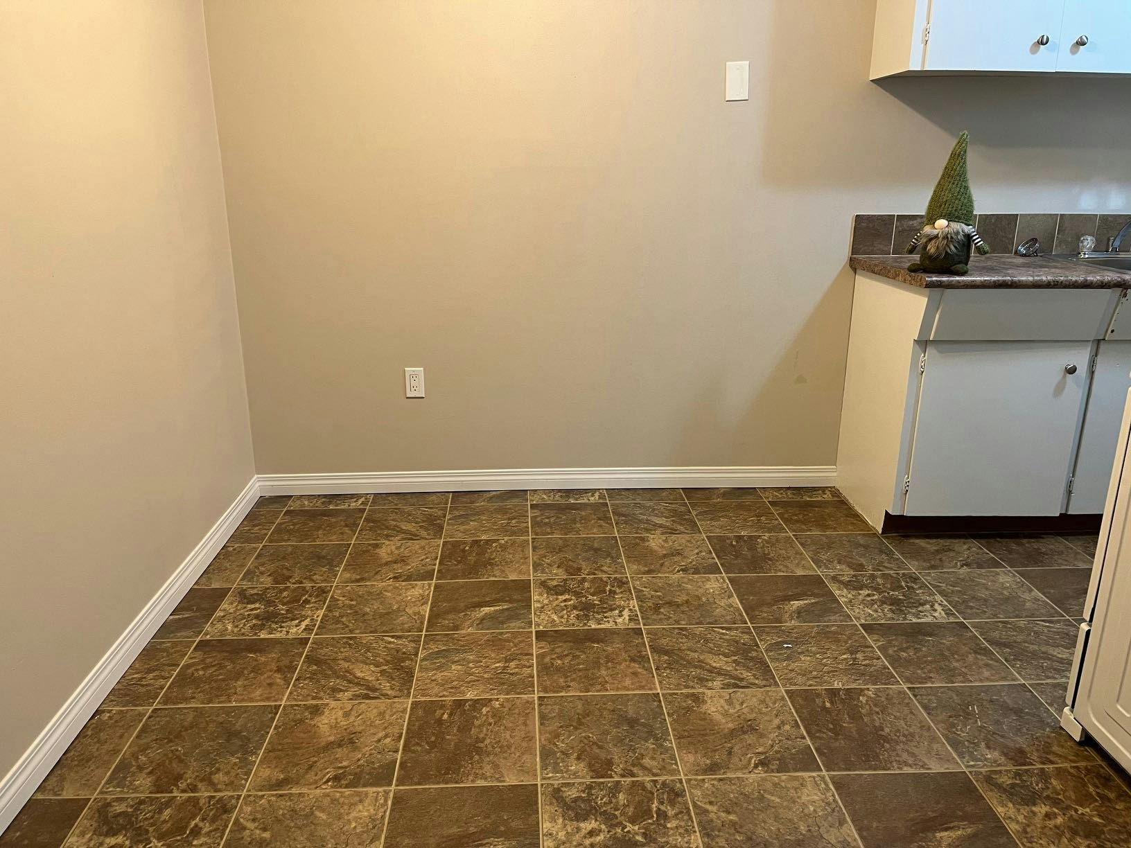 105-4811 55 Street, Red Deer, AB, T4N 2J2 - 2