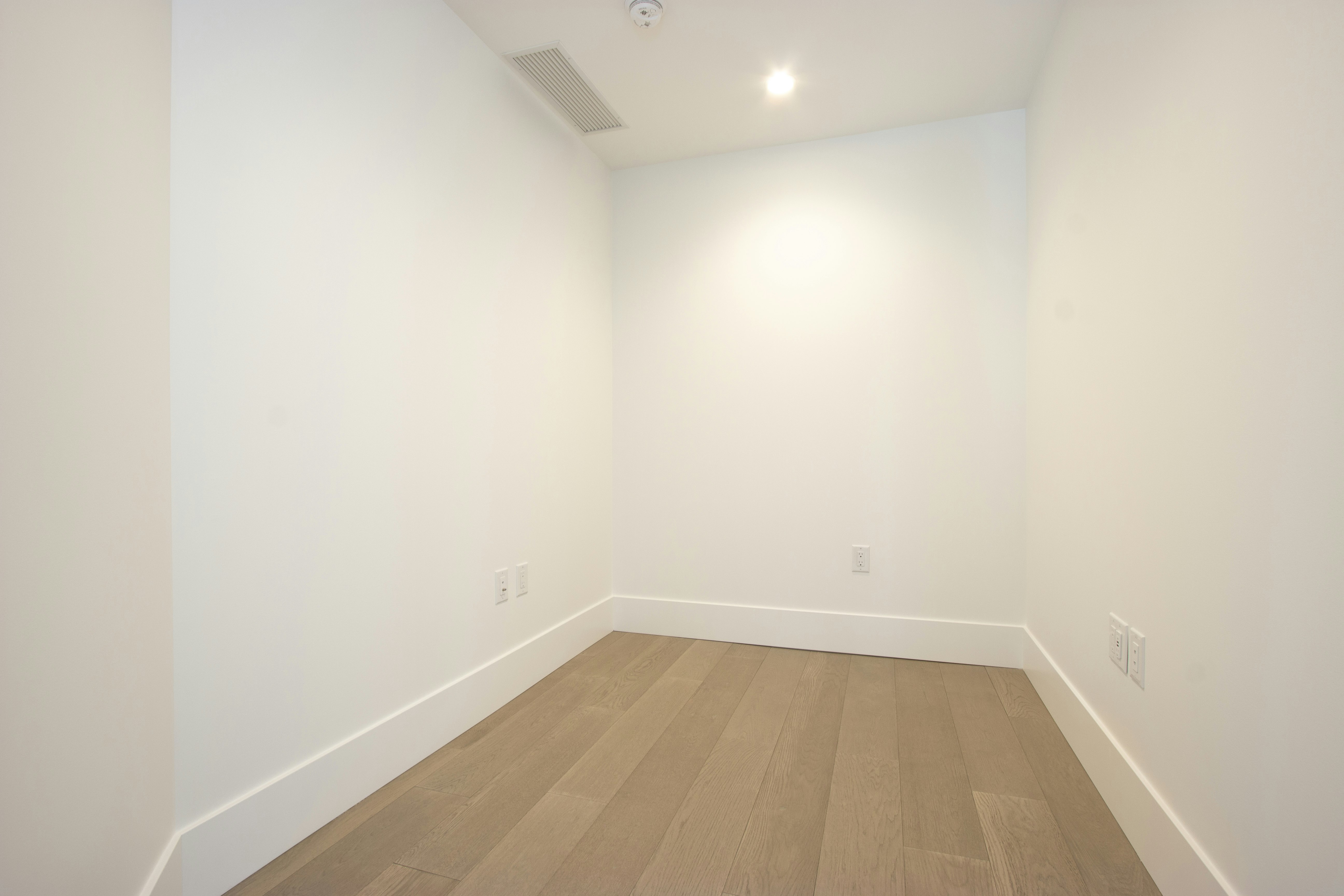 703-14825 Thrift Avenue, Surrey, BC, V4B 2J6 - 11