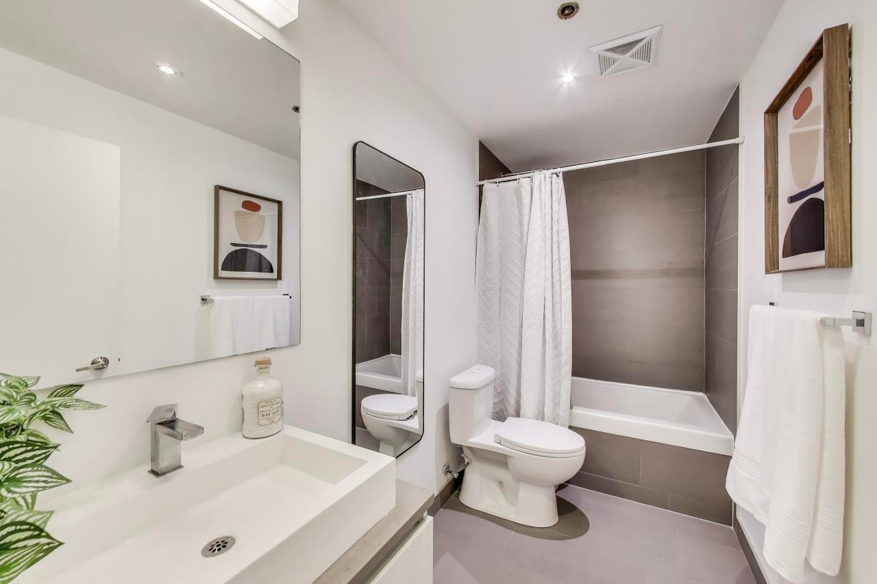 1-111 Bathurst Street, Toronto, ON, M5V 0M9 - 25