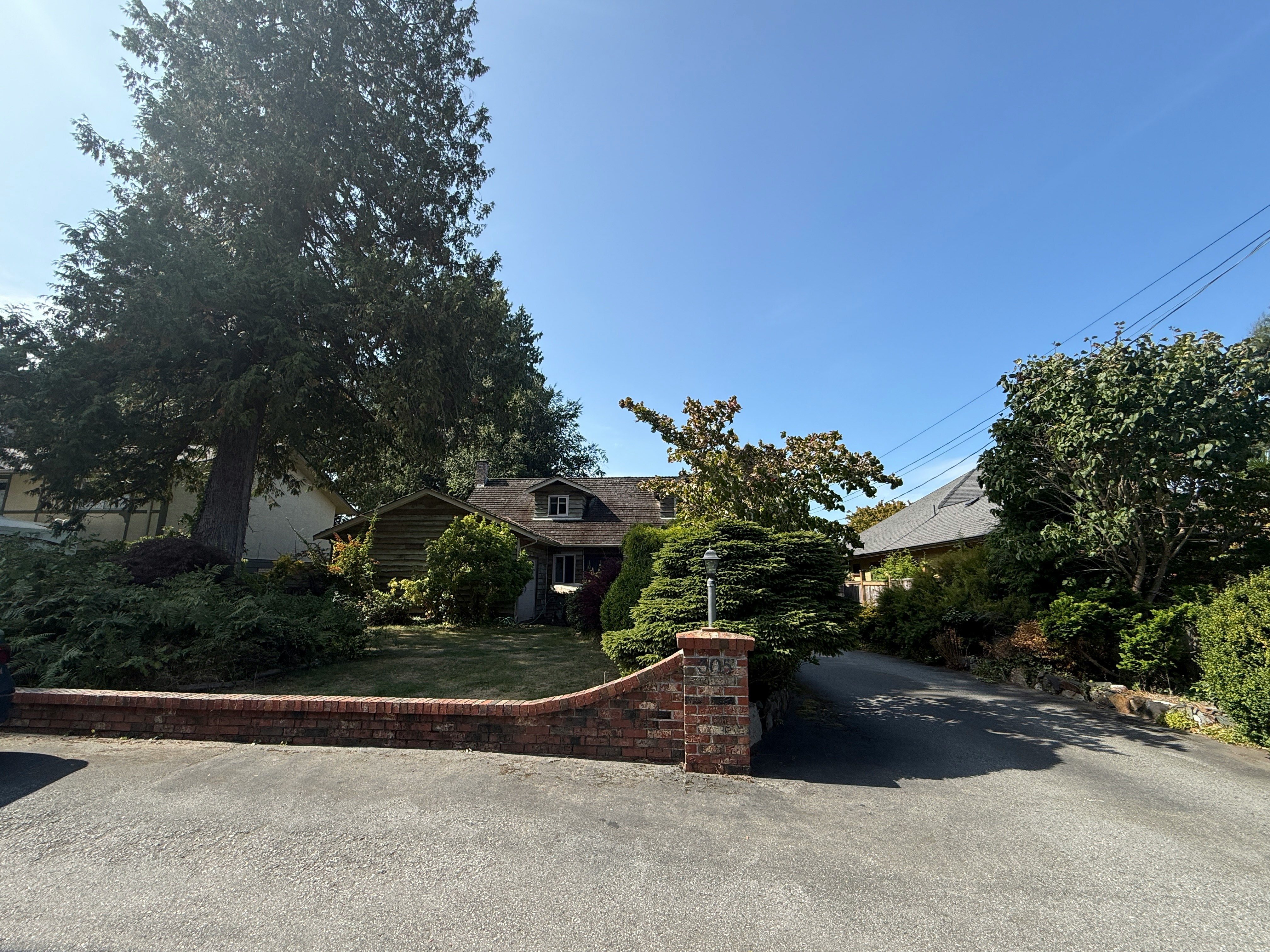 305 52a Street, Delta, BC, V4M 2Z7